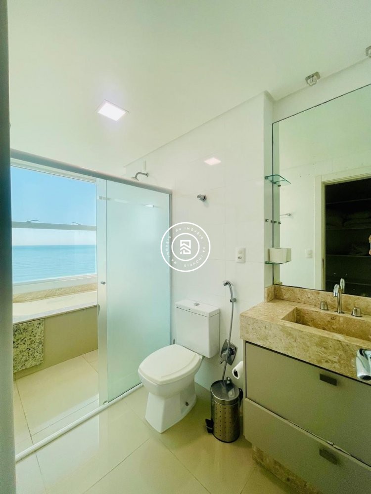 Apartamento Vista mar em Meia Praia, 03 suites
