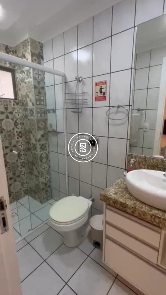 Apartamento quadra mar, 02 quartos, Meia Praia