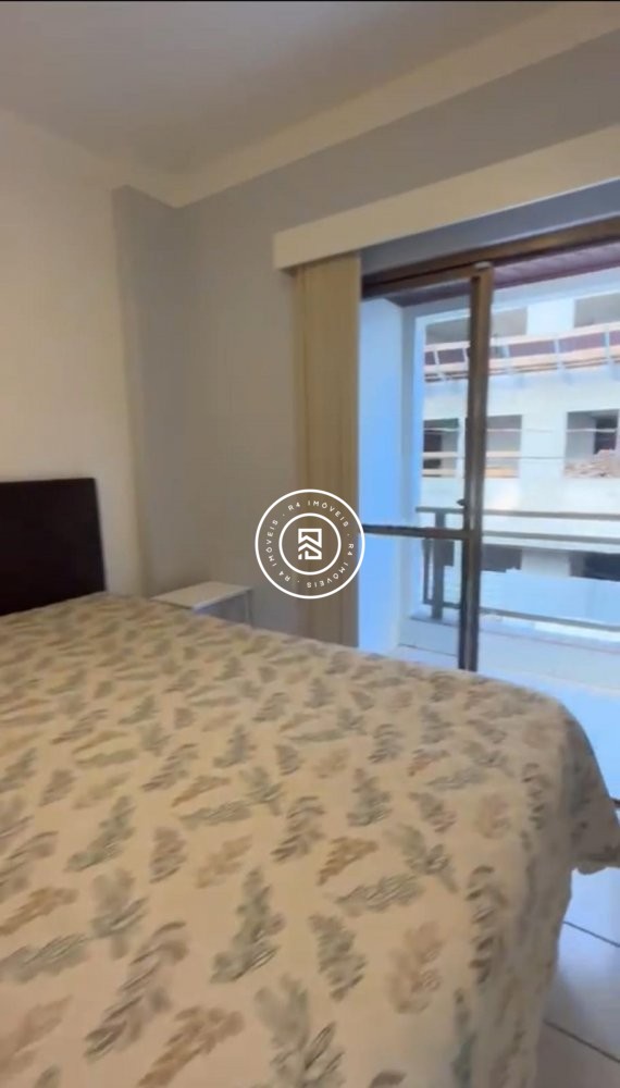 Apartamento quadra mar, 02 quartos, Meia Praia