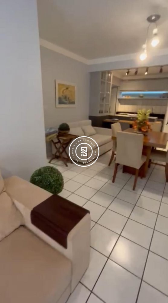 Apartamento quadra mar, 02 quartos, Meia Praia