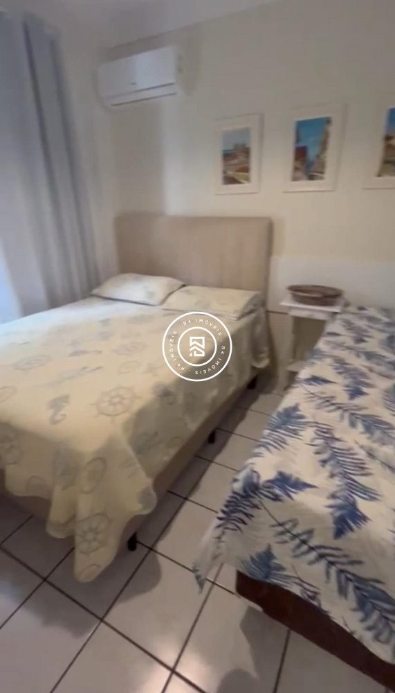 Apartamento quadra mar, 02 quartos, Meia Praia