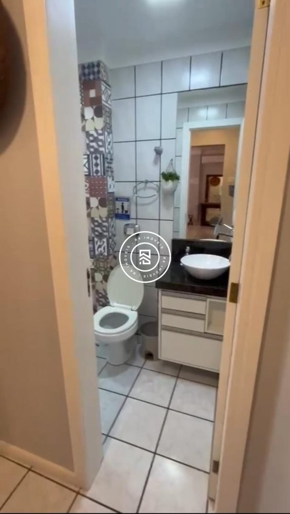 Apartamento quadra mar, 02 quartos, Meia Praia