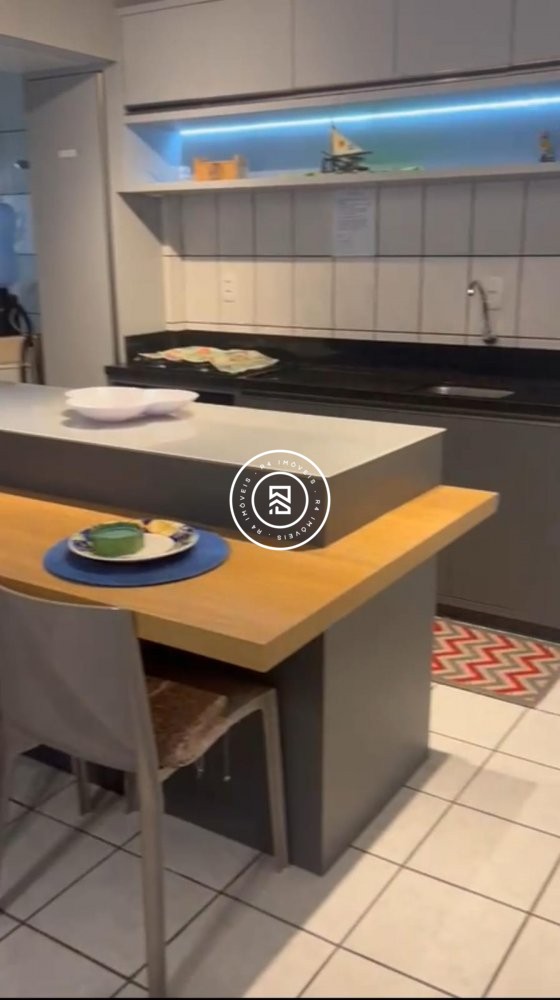 Apartamento quadra mar, 02 quartos, Meia Praia