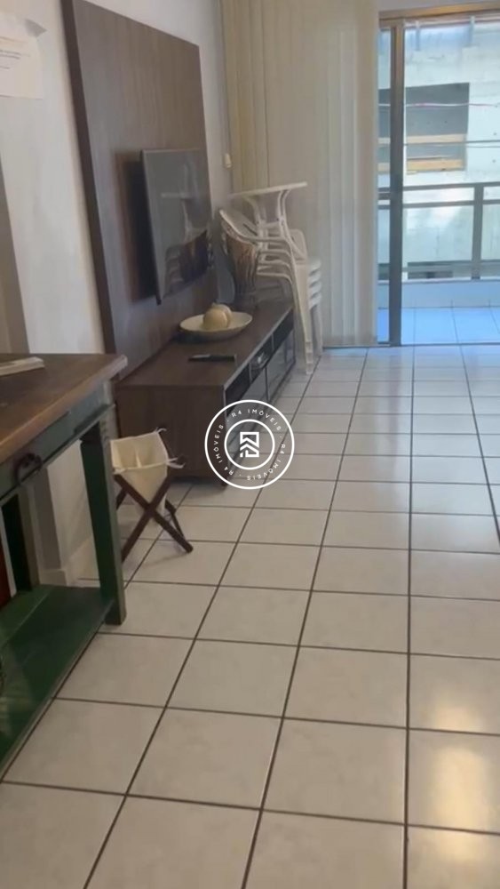 Apartamento quadra mar, 02 quartos, Meia Praia