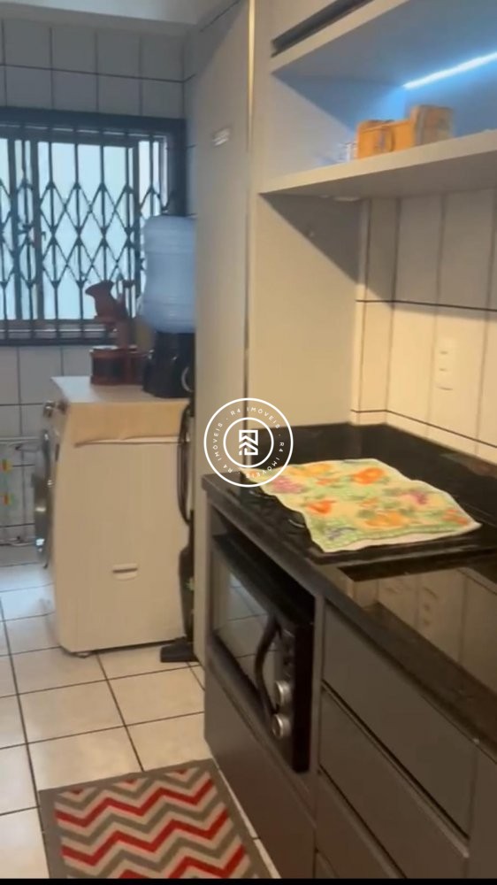 Apartamento quadra mar, 02 quartos, Meia Praia