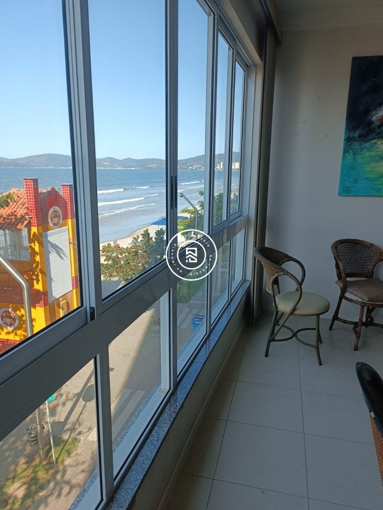 Apartamento Frente mar, 03 su�tes, Meia Praia