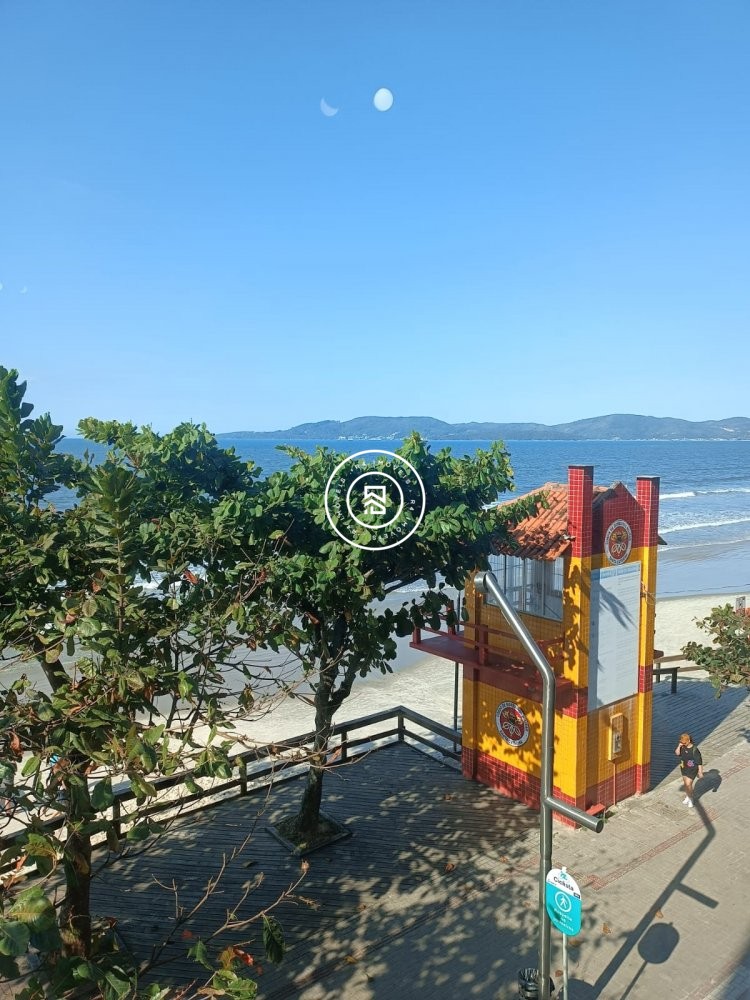 Apartamento Frente mar, 03 su�tes, Meia Praia