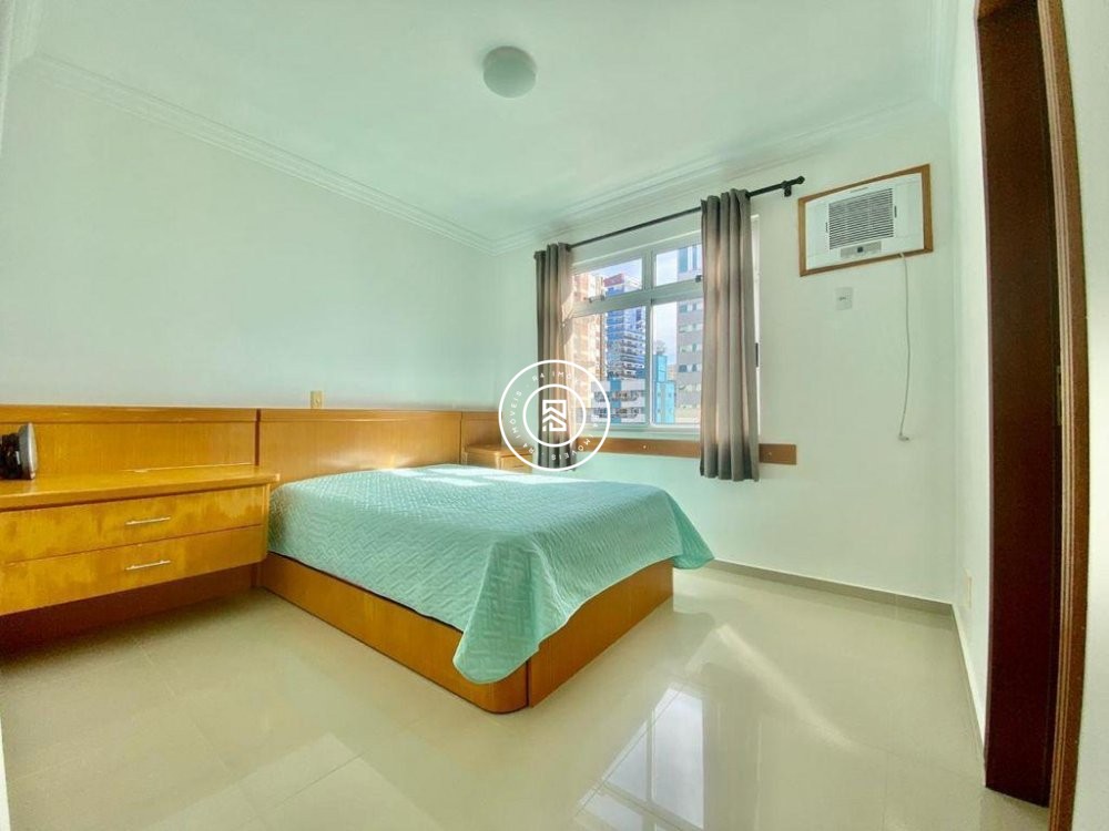 Apartamento quadra mar, 04 quartos, Meia Praia