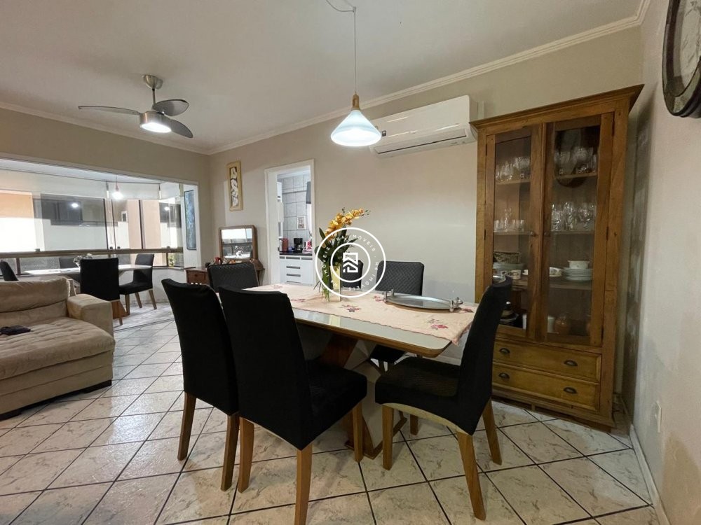 Apartamento 100 metros do mar, 03 quartos, Meia Pr