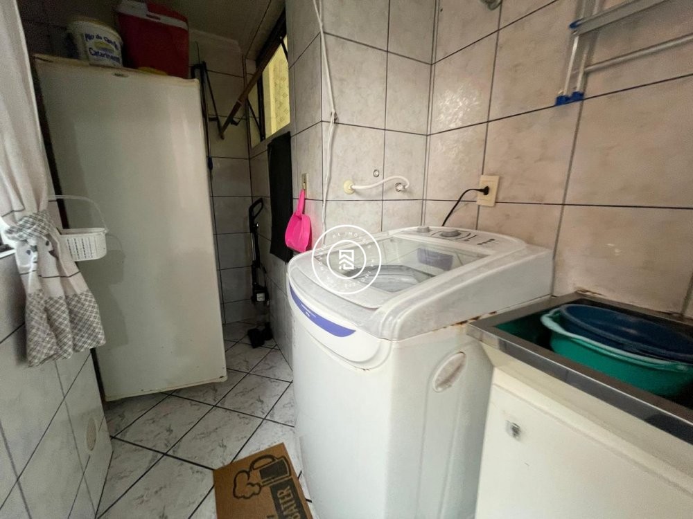 Apartamento 100 metros do mar, 03 quartos, Meia Pr