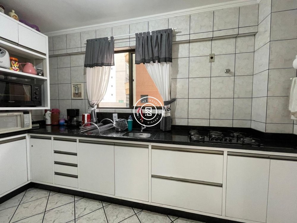 Apartamento 100 metros do mar, 03 quartos, Meia Pr