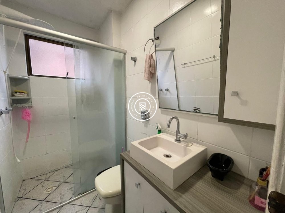 Apartamento 100 metros do mar, 03 quartos, Meia Pr