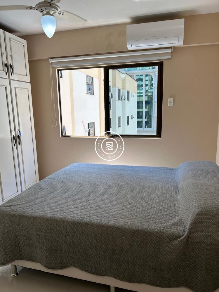 Apartamento 100 metros do mar, 03 quartos, Meia Pr