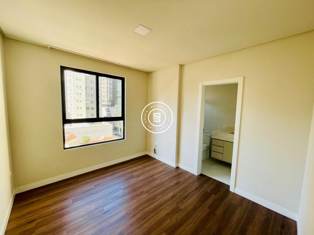 Apartamento Semi Mobiliado 03 Suites em Meia Praia