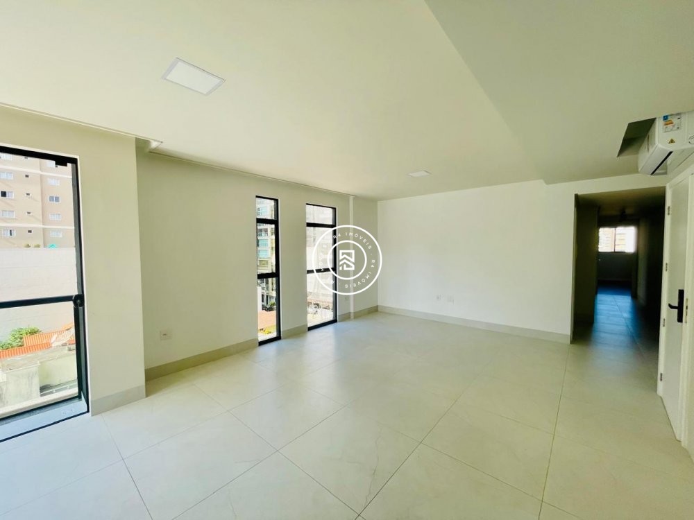 Apartamento Semi Mobiliado 03 Suites em Meia Praia