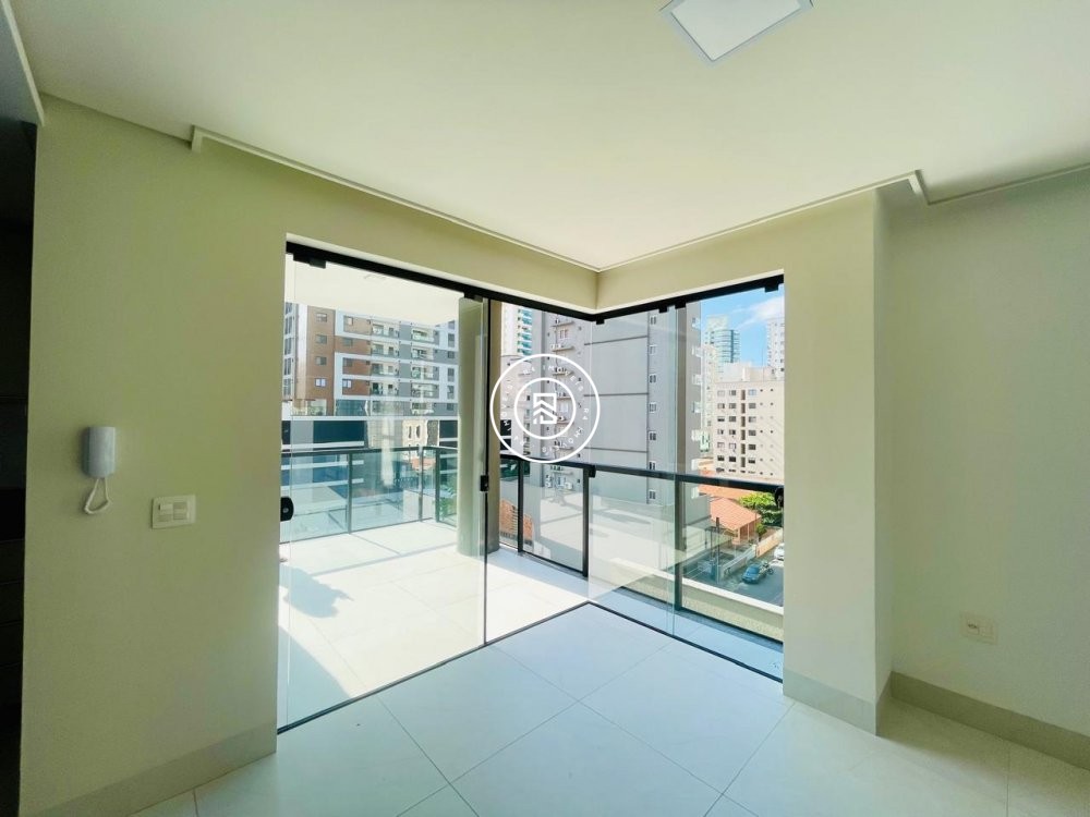 Apartamento Semi Mobiliado 03 Suites em Meia Praia