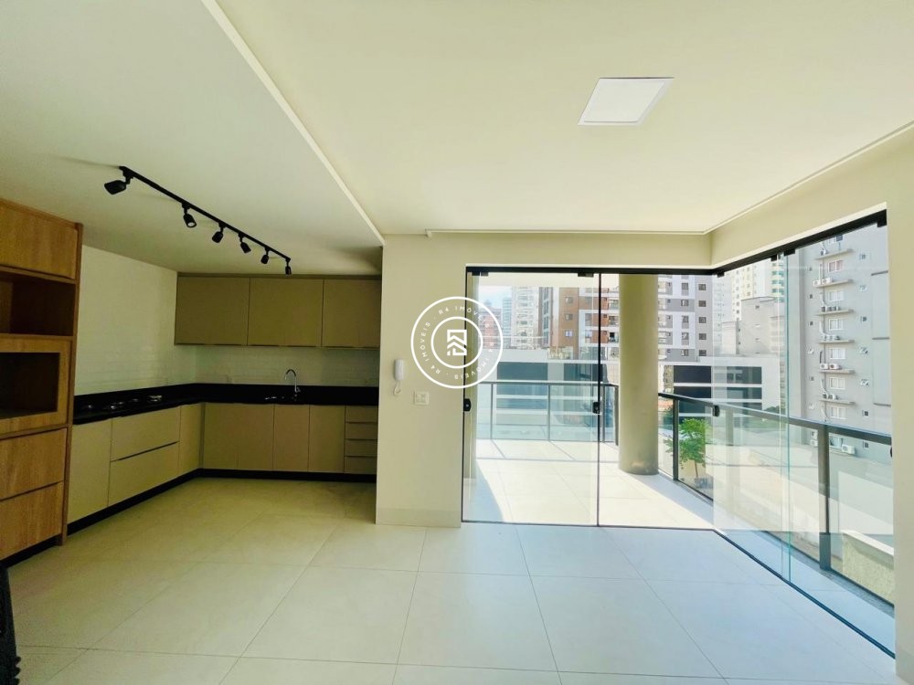 Apartamento Semi Mobiliado 03 Suites em Meia Praia