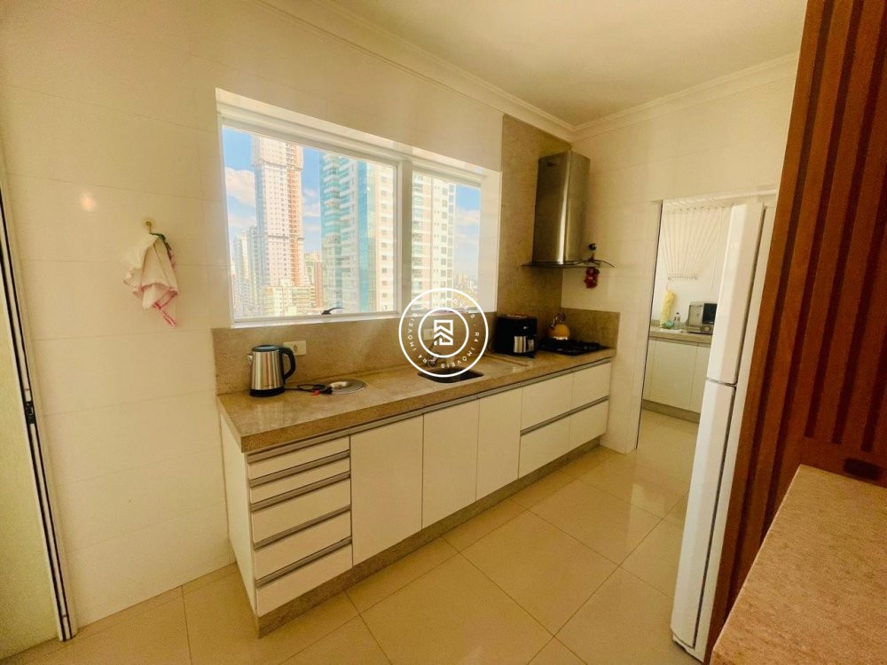 Apartamento Quadra mar 04 Suites, Meia Praia