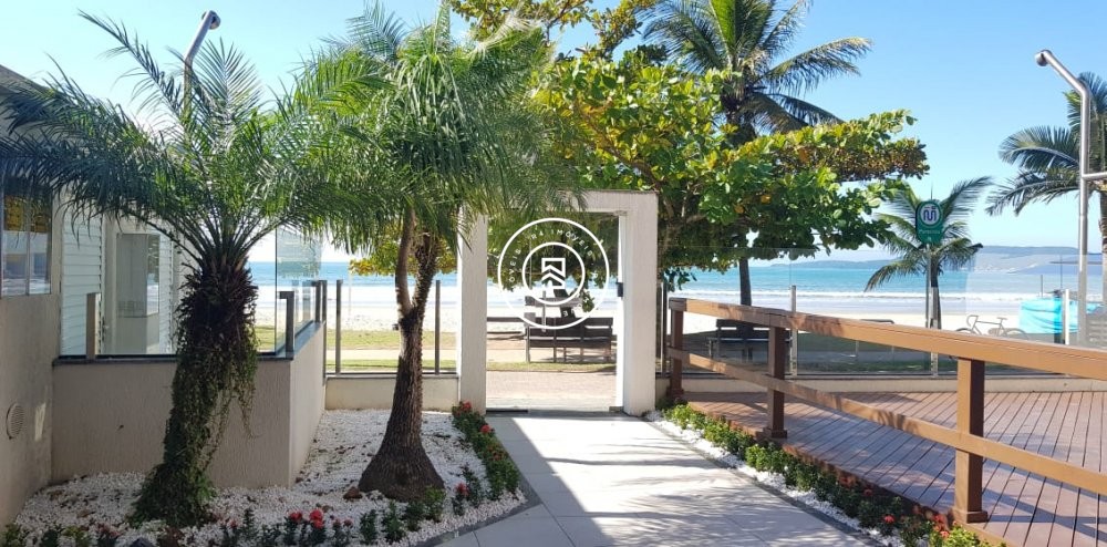 Apartamento quadra mar, 02 quartos, Meia Praia