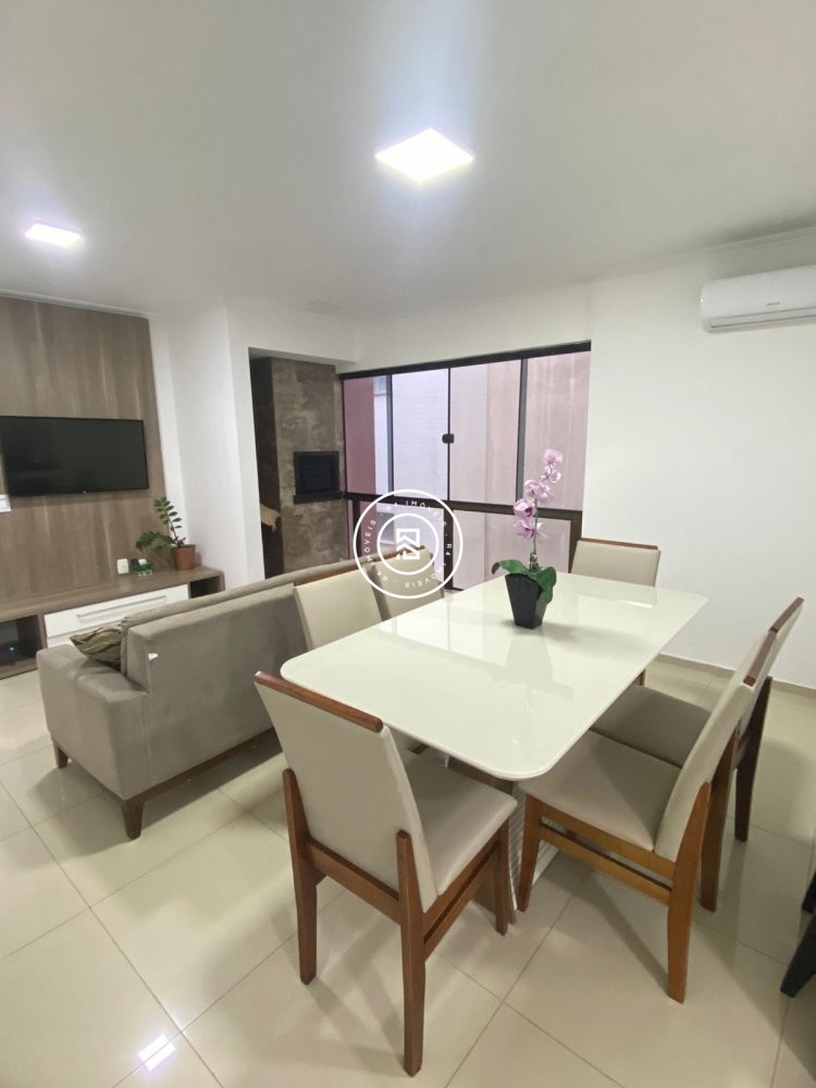 Apartamento quadra mar, 02 quartos, Meia Praia