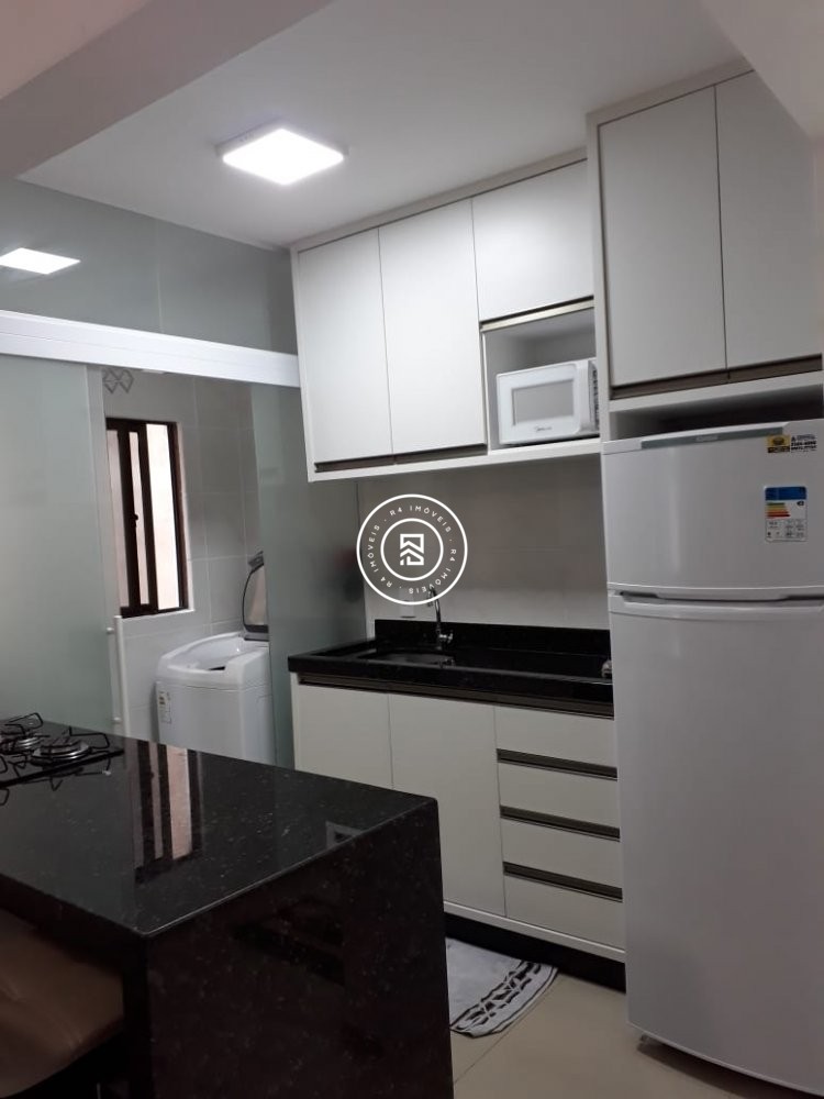 Apartamento quadra mar, 02 quartos, Meia Praia