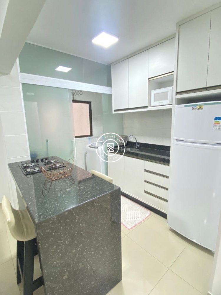 Apartamento quadra mar, 02 quartos, Meia Praia