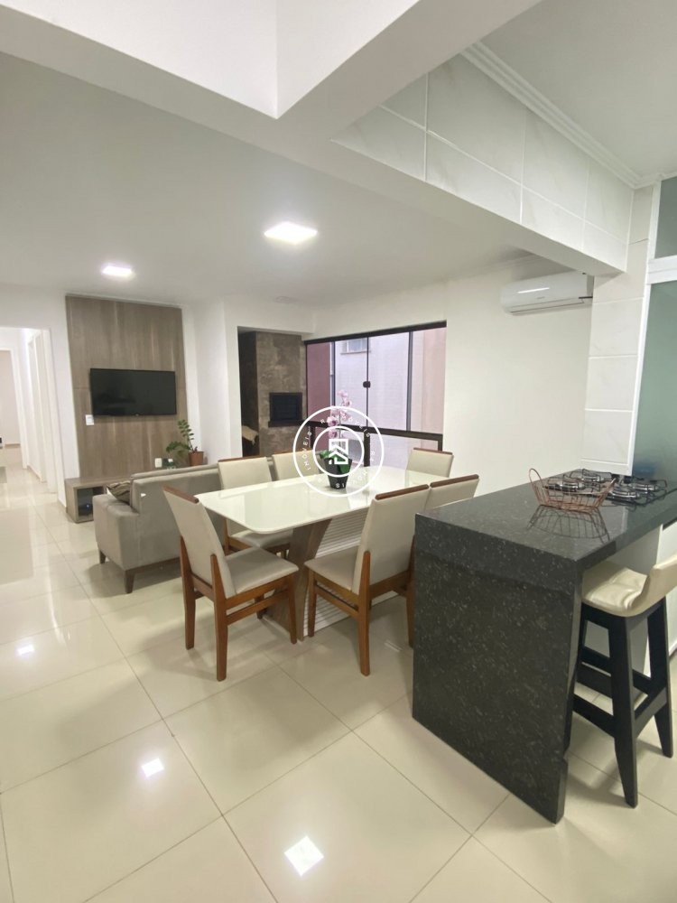 Apartamento quadra mar, 02 quartos, Meia Praia