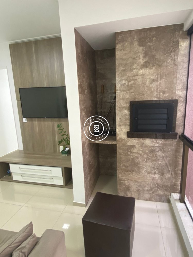 Apartamento quadra mar, 02 quartos, Meia Praia