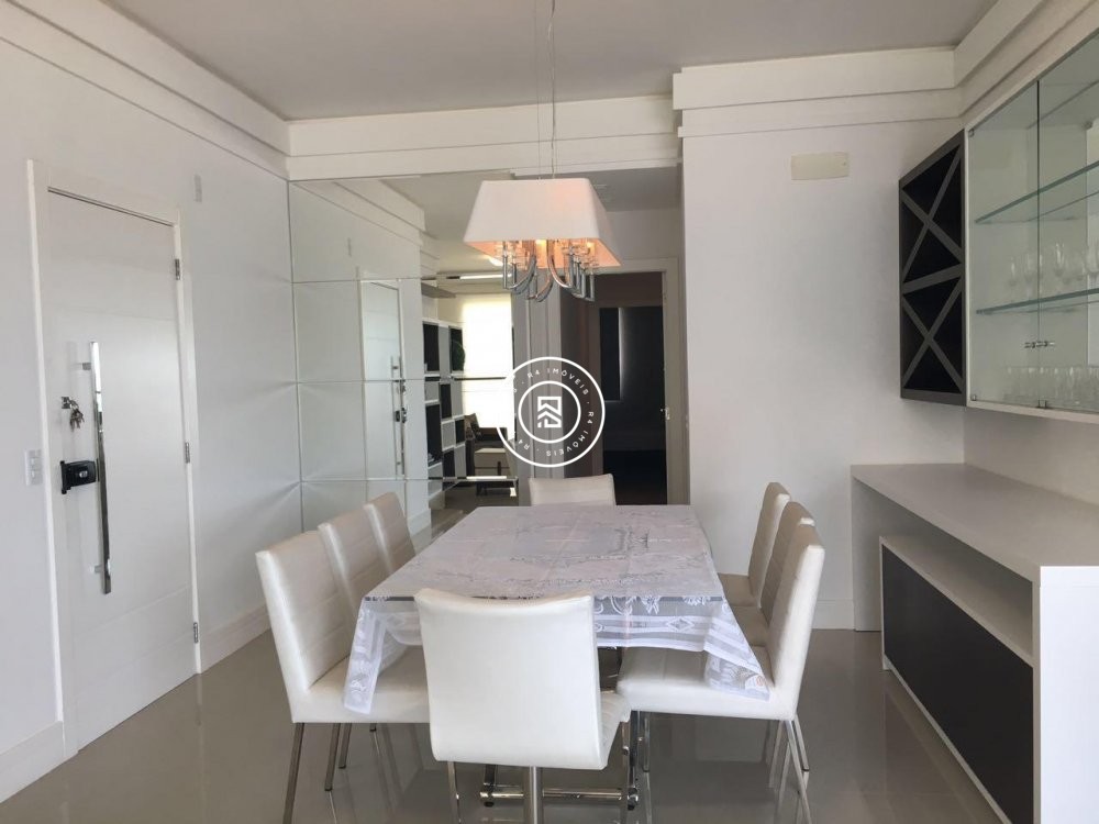 Apartamento quadra mar, 03 suites, Meia Praia