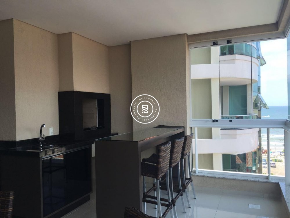 Apartamento quadra mar, 03 suites, Meia Praia