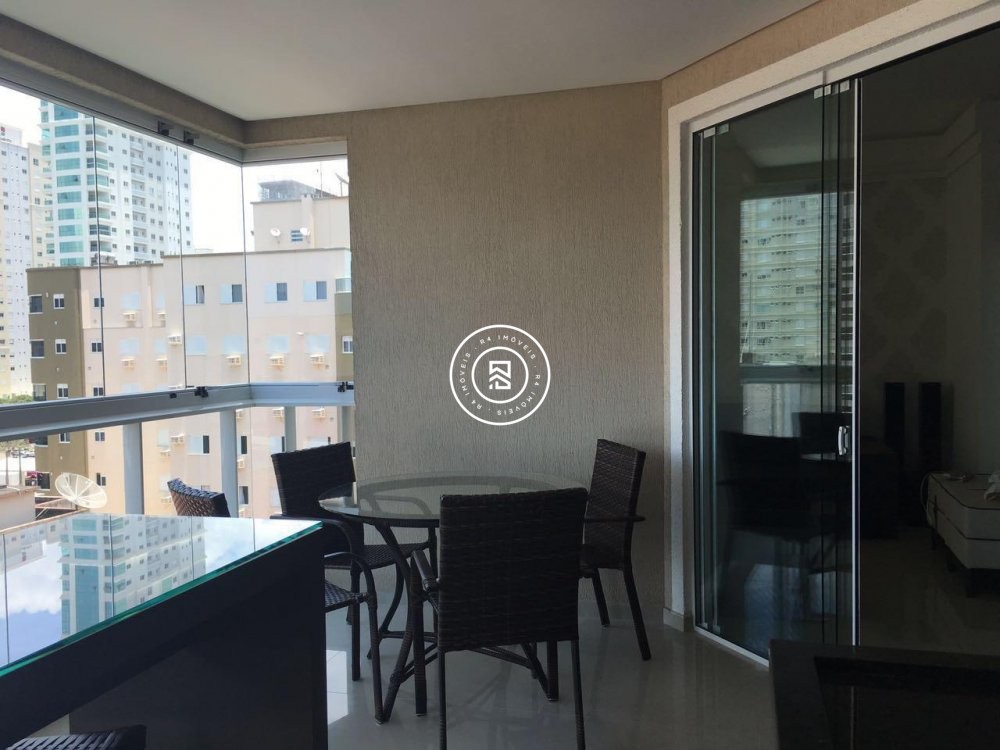 Apartamento quadra mar, 03 suites, Meia Praia
