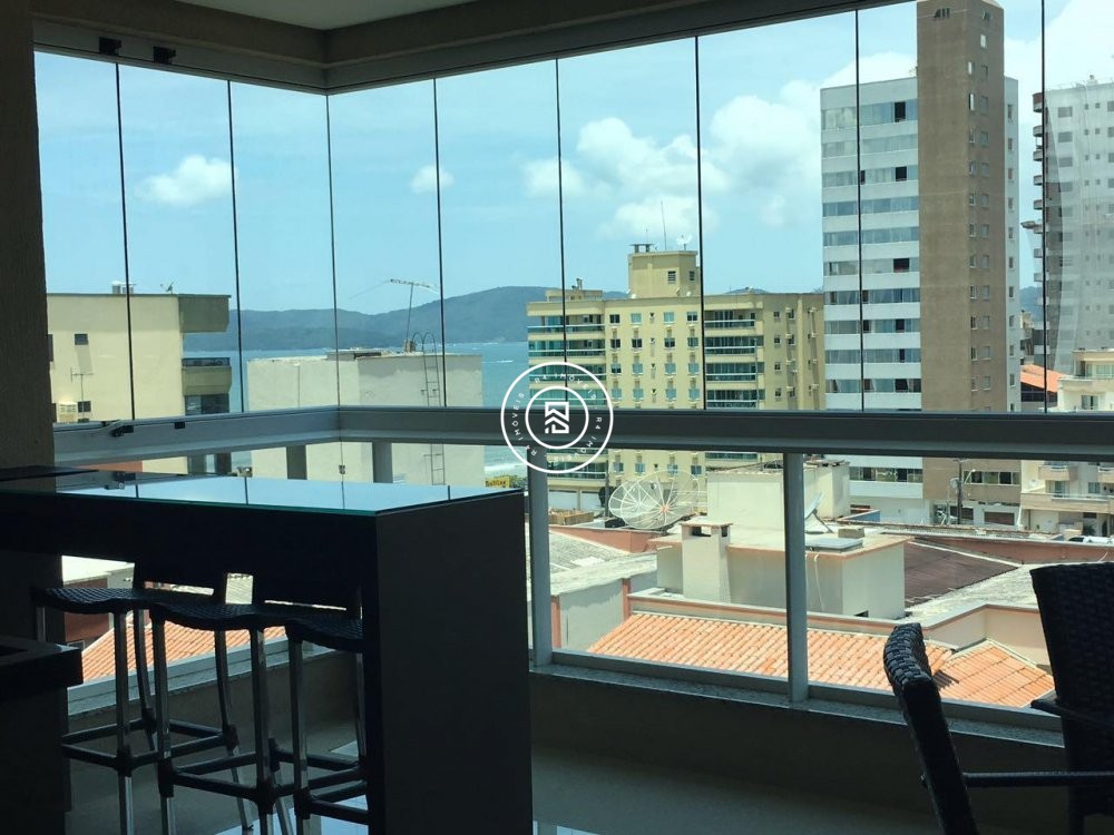Apartamento quadra mar, 03 suites, Meia Praia