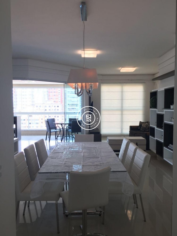 Apartamento quadra mar, 03 suites, Meia Praia
