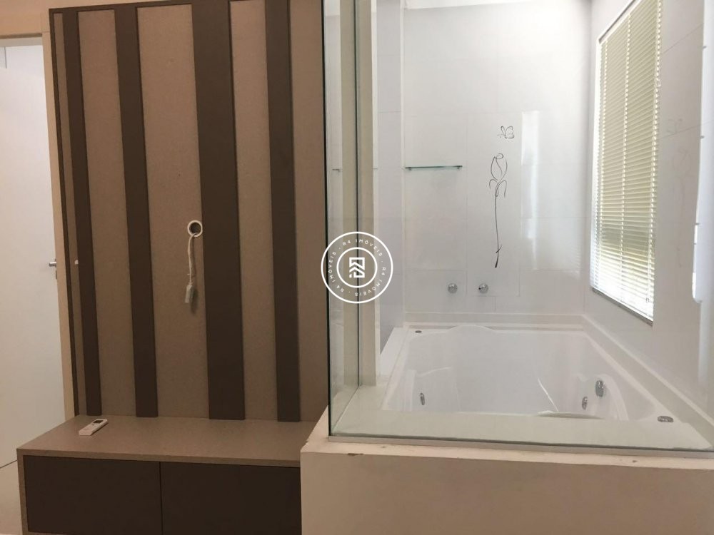 Apartamento quadra mar, 03 suites, Meia Praia