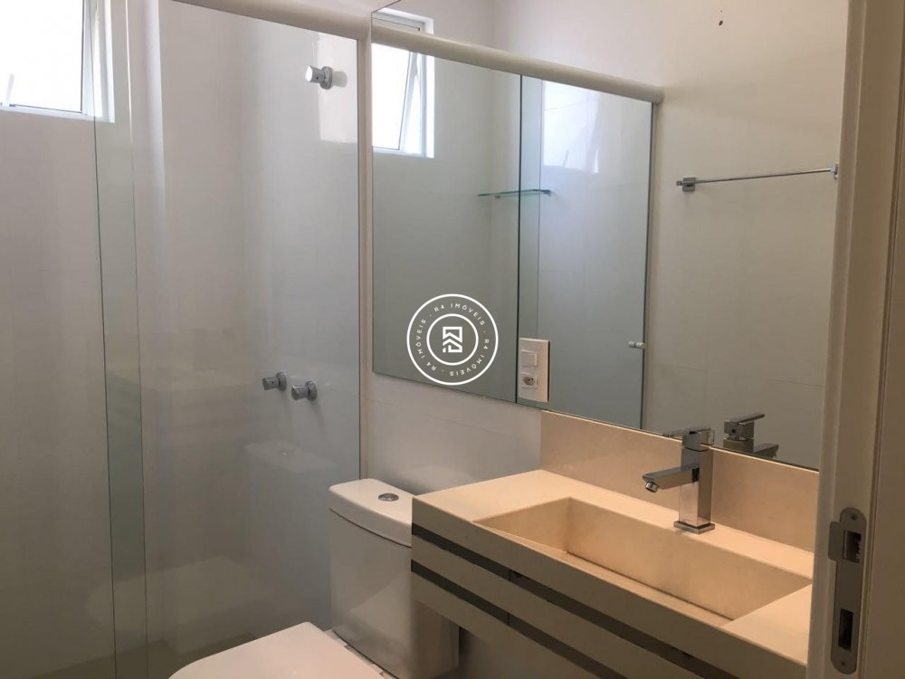 Apartamento quadra mar, 03 suites, Meia Praia