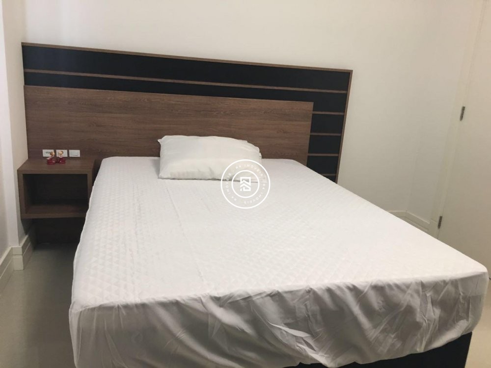 Apartamento quadra mar, 03 suites, Meia Praia