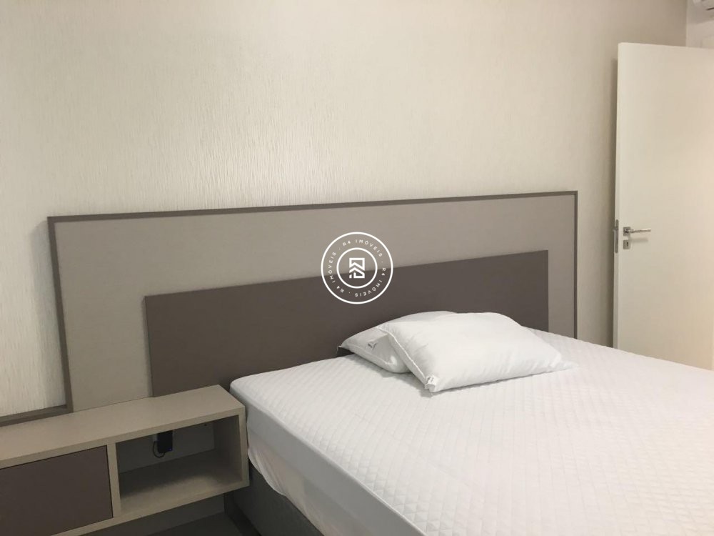 Apartamento quadra mar, 03 suites, Meia Praia