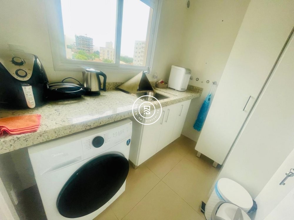 Apartamento no corao da Meia Praia, 03 quartos, 