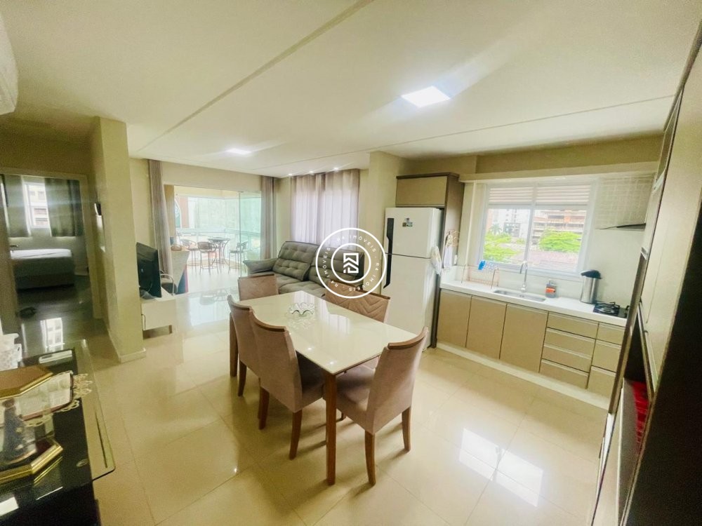 Apartamento no corao da Meia Praia, 03 quartos, 