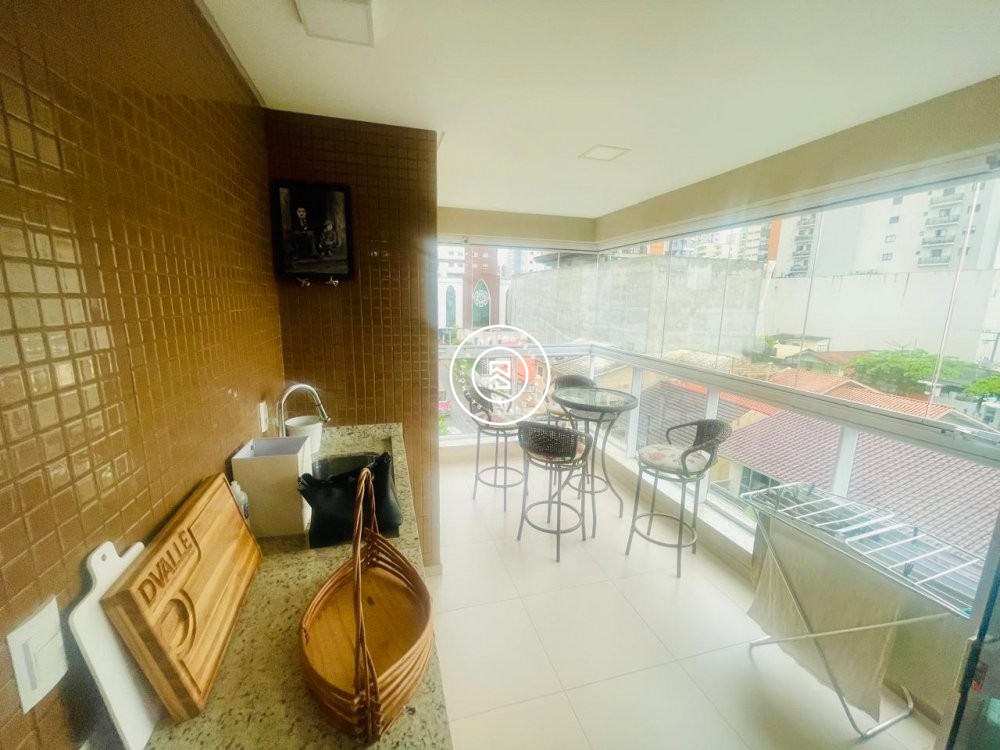 Apartamento no corao da Meia Praia, 03 quartos, 