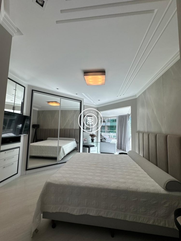 Apartamento luxuoso na Meia Praia