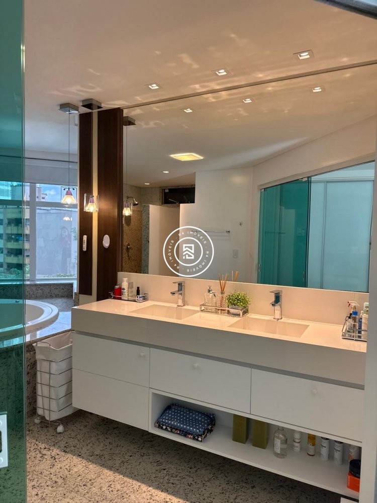 Apartamento luxuoso na Meia Praia