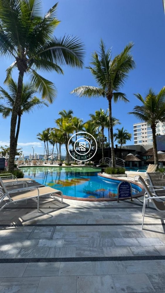 Apartamento luxuoso na Meia Praia