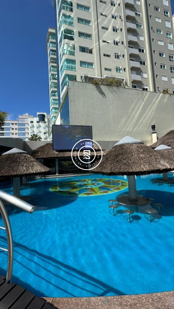 Apartamento luxuoso na Meia Praia