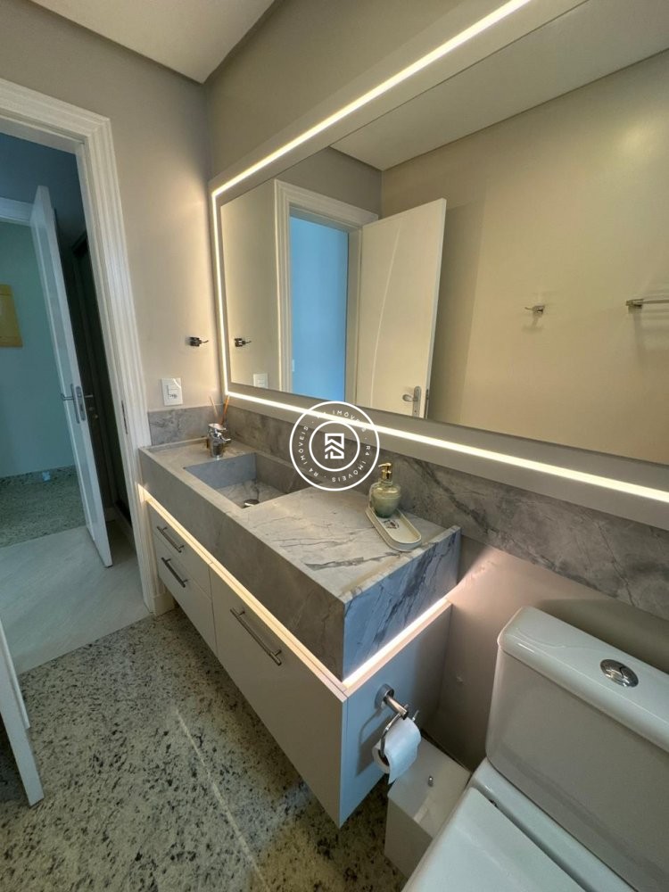 Apartamento luxuoso na Meia Praia