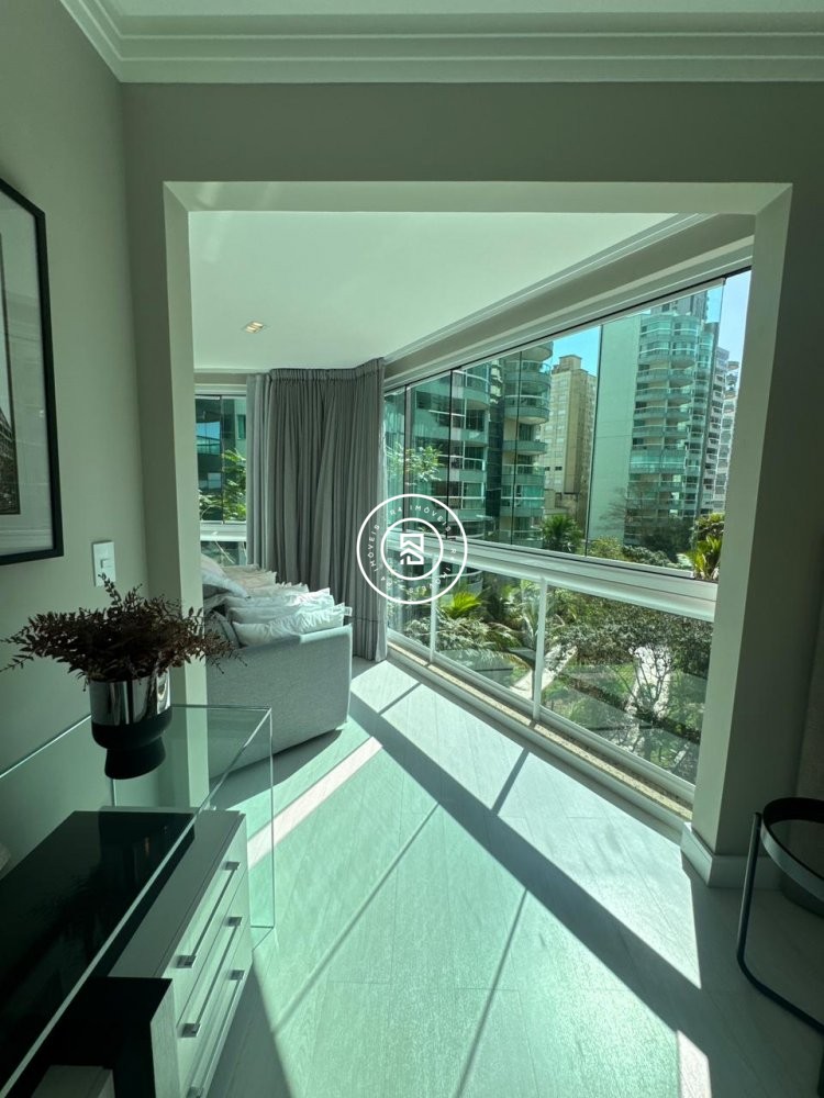 Apartamento luxuoso na Meia Praia