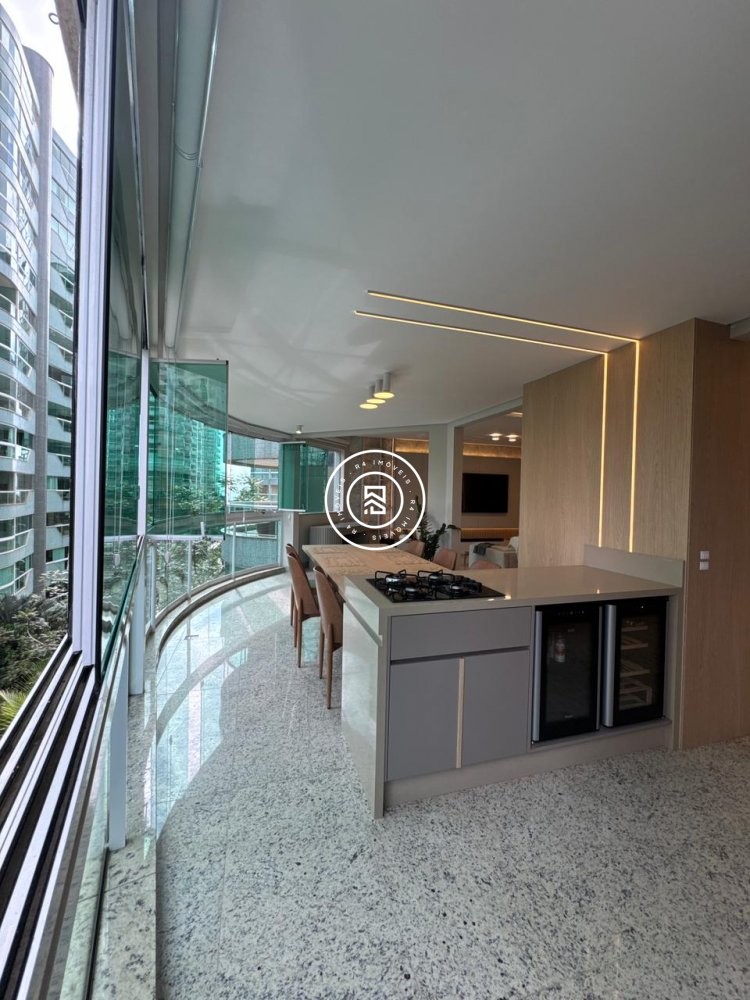 Apartamento luxuoso na Meia Praia