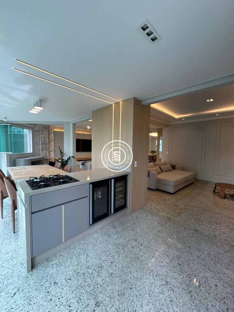 Apartamento luxuoso na Meia Praia