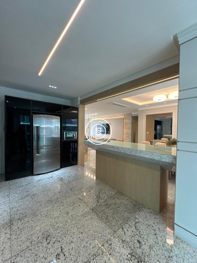 Apartamento luxuoso na Meia Praia