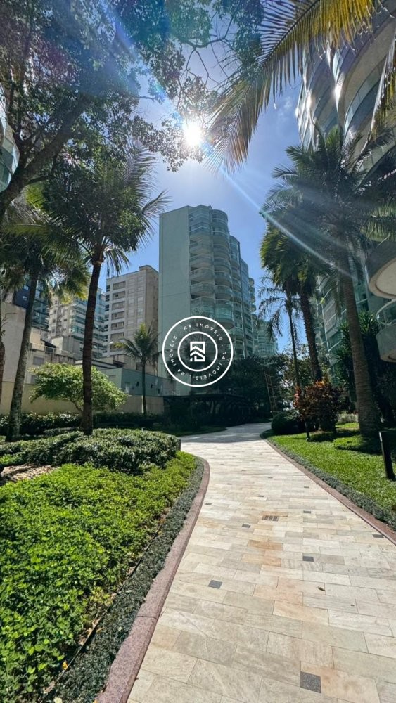 Apartamento luxuoso na Meia Praia